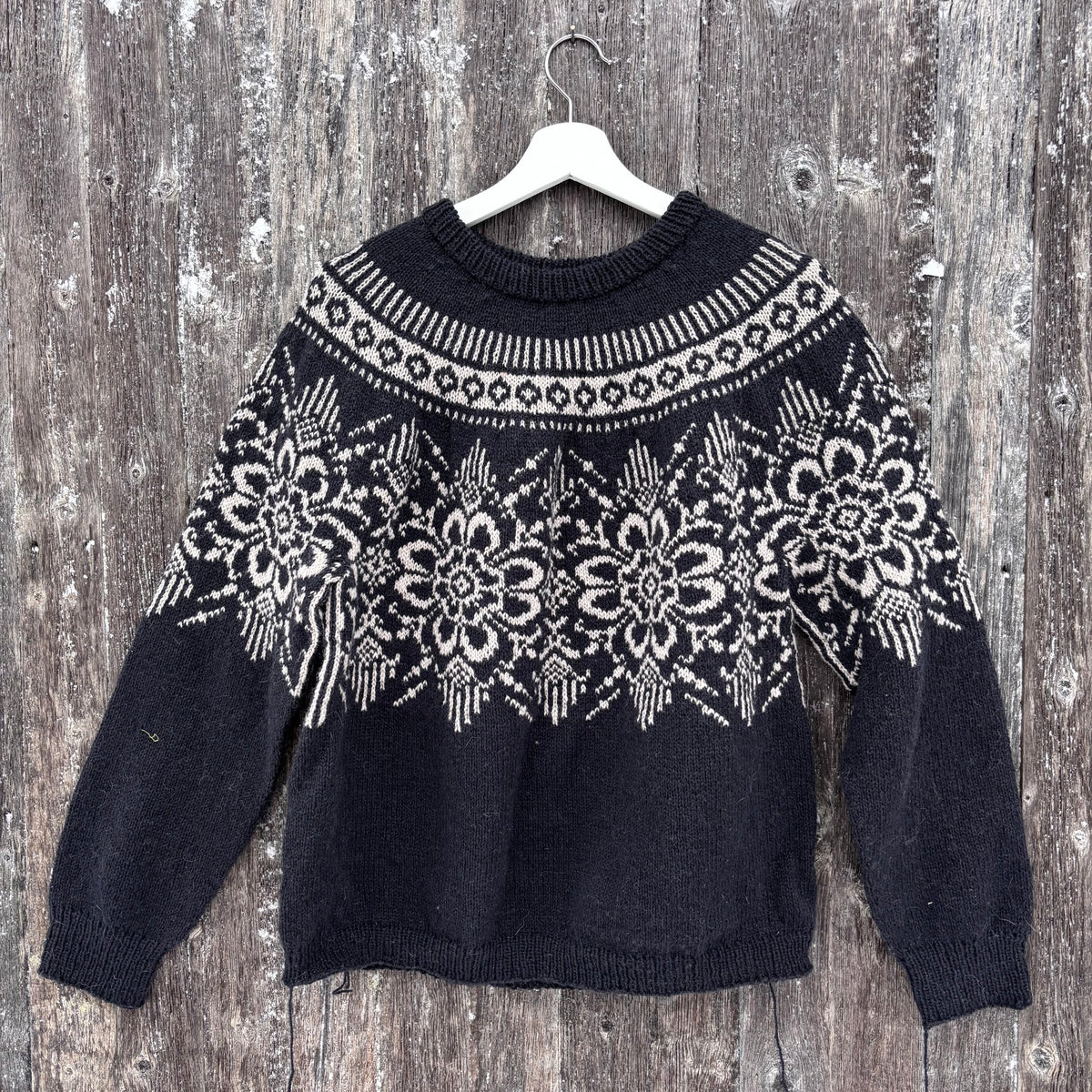 Mystery sweater with single-colour pattern
