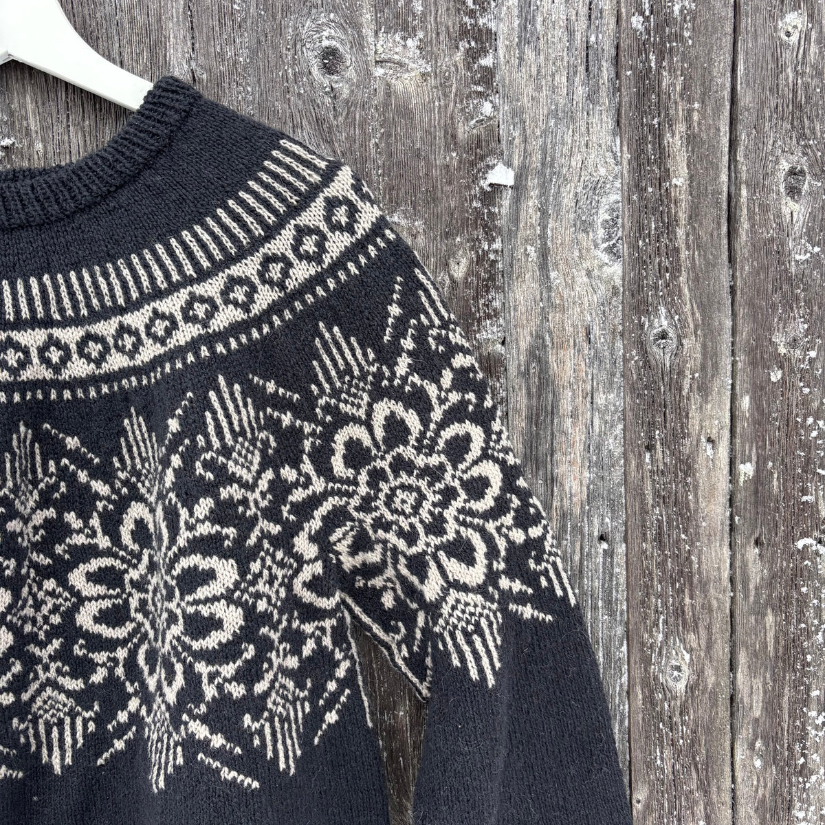 Mystery sweater with single-colour pattern
